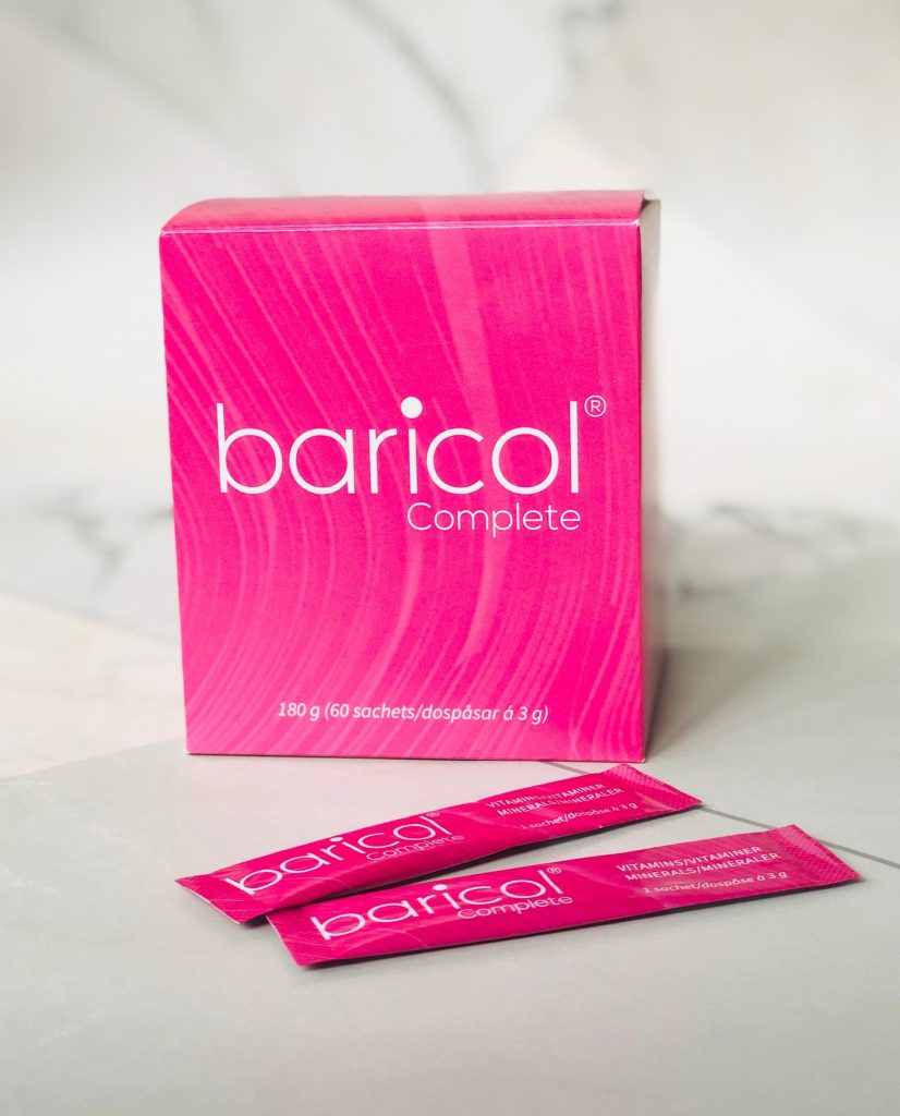 Baricol Complete pulver rosa ask med två pulversticks liggande framför