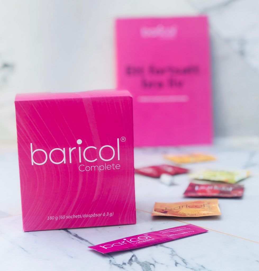 Baricol complete startkit rosa ask med baricol dospåsar pulver omgiven av produktprover på andra sorter
