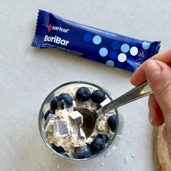 Overnight oats with blueberries and protein bar